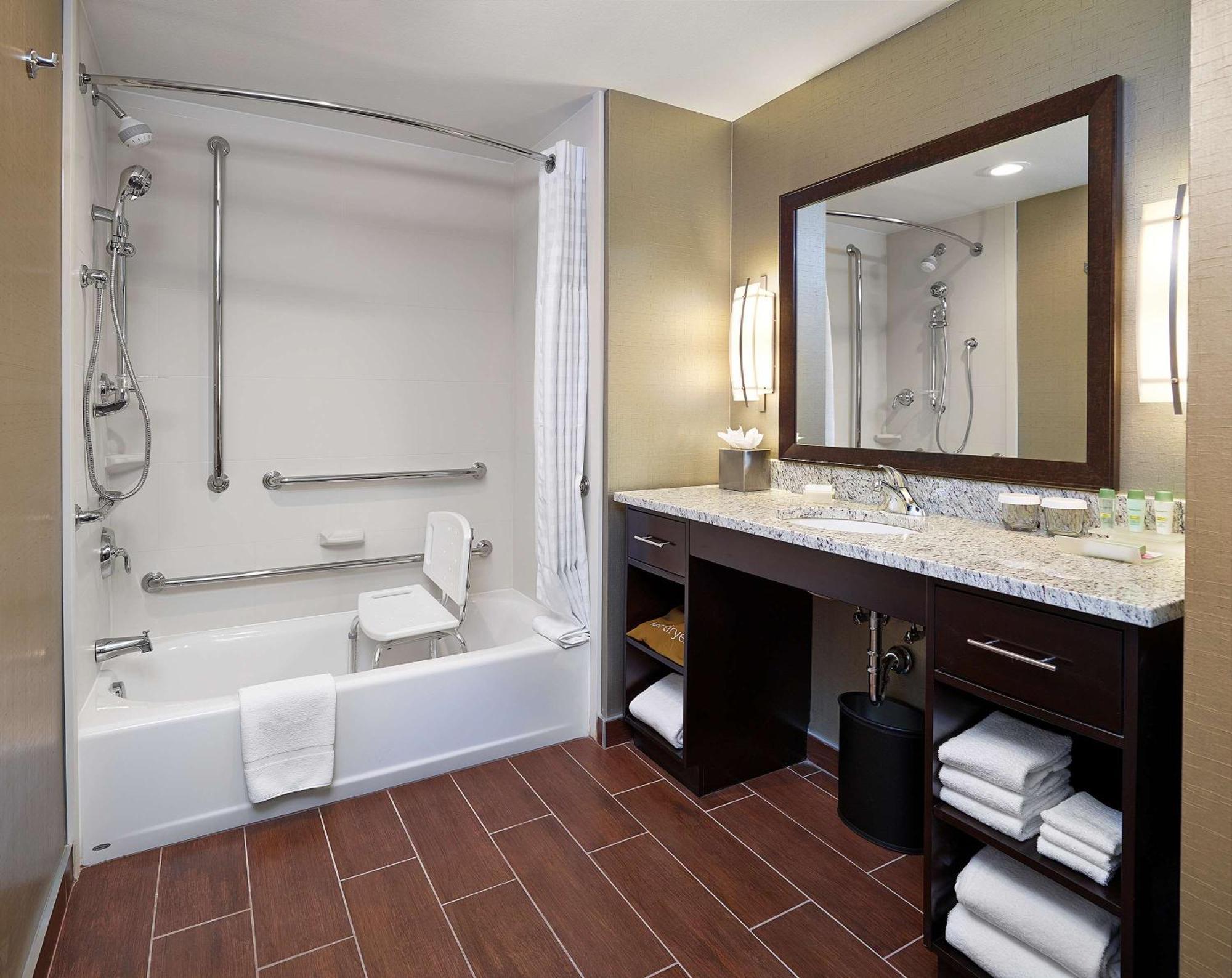 Hotel Homewood Airport 3*